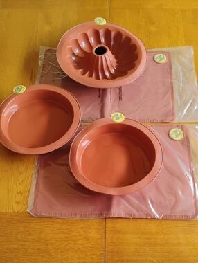 Smartware 5 Piece Silicone Bundt Pan, Cake Pans (2) & Baking Mats (2) Terracotta